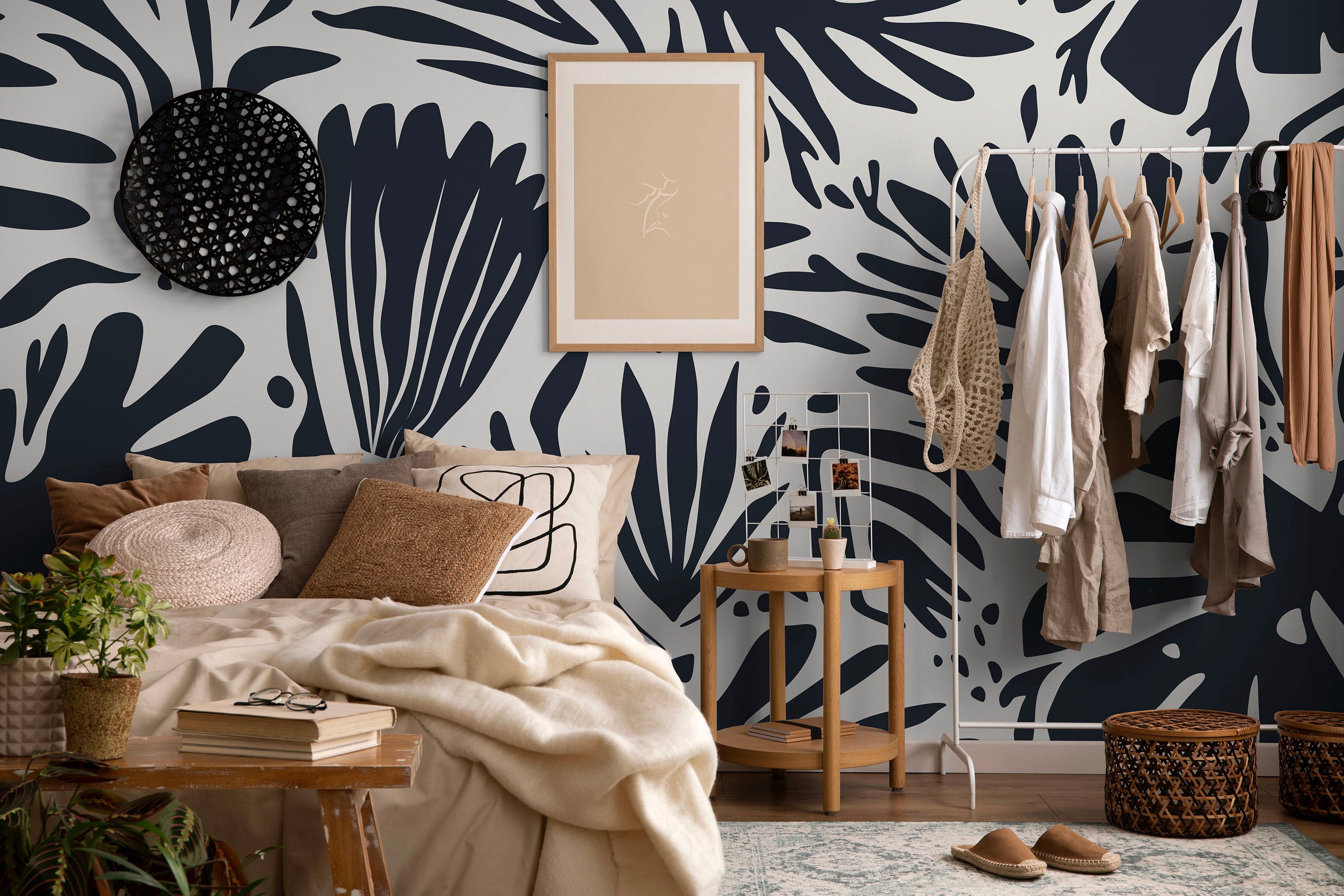 Bedroom - Boho bedroom with earth colors with wallpaper in black and white